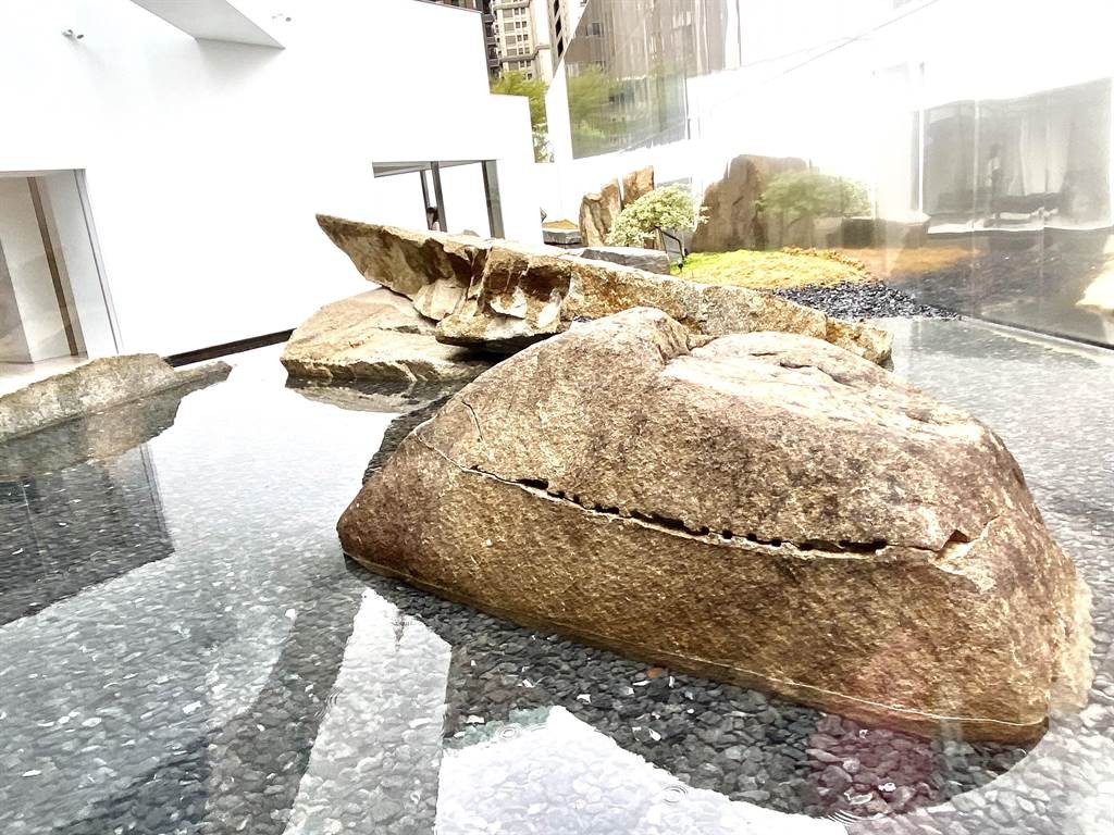 日本石雕國寶大師「和泉正敏」經典作品落腳台中，在由鉅惟上技研所展出，隨著四季光影展現不同風貌，吸引石雕粉絲親炙大師之作。（盧金足攝）