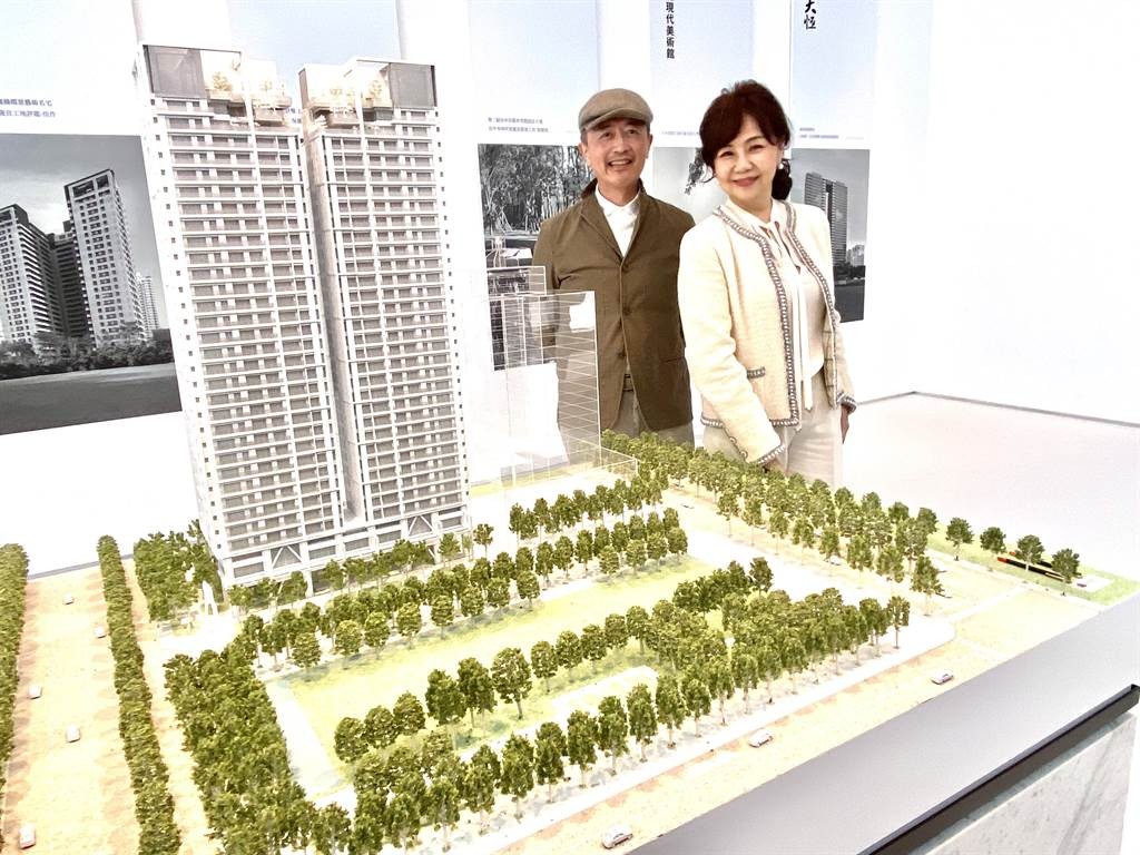由鉅建設董事長林嘉琪力邀空間大師陳瑞憲，攜手打造「由鉅惟上」豪宅。（盧金足攝）
